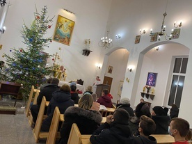 Wspólnota ks. Łukasza  modli się w nowym kościele.