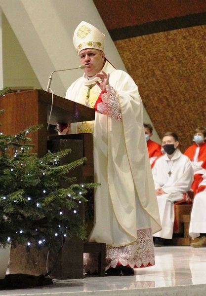 Orszakowe kolędowanie z bp. Piotrem Gregerem w Aleksandrowicach 2021