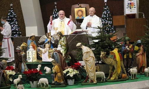 Bp Piotr Greger i ks. proboszcz Stanisław Wawrzyńczyk sprawowali Mszę św., która rozpoczęła wieczór kolęd w Aleksandrowicach.
