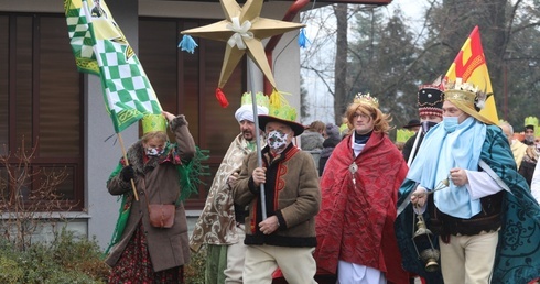 Orszak Trzech Króli w drodze do kościoła św. Maksymiliana w Ciścu.