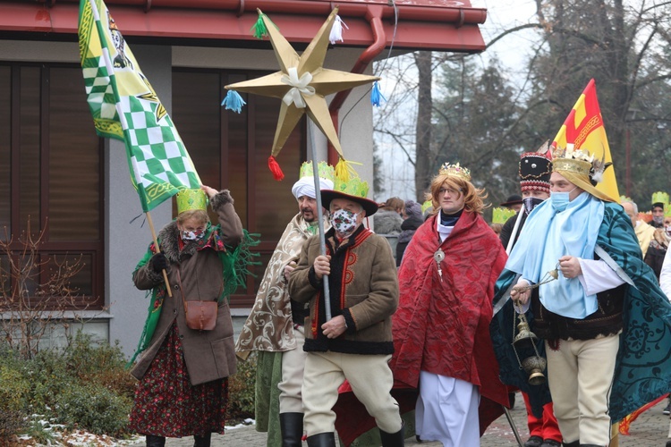 Orszak Trzech Króli w drodze do kościoła św. Maksymiliana w Ciścu.