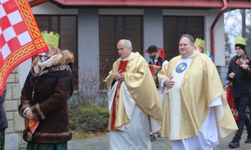 Na czele orszaku kapłani: ks. kan. Marek Nieciąg i ks. Marek Kamiński.