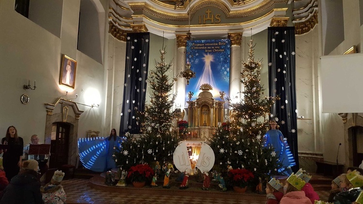 W parafii św. Wojciecha w Makowie obchody święta Trzech Króli zakończono kolędowaniem w towarzystwie wyjątkowych aniołów.