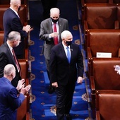 Pence wznowił obrady: Ci, którzy wtargnęli do Kongresu, nie wygrali