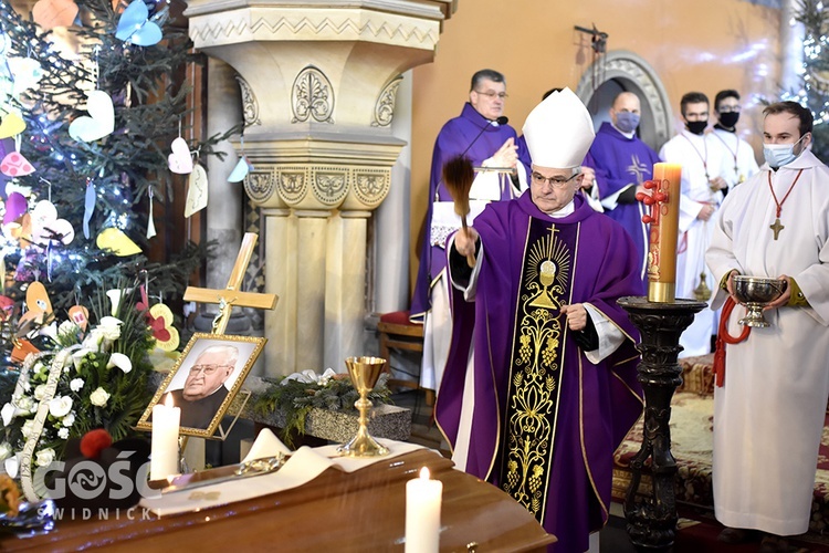 Ostatnie pożegnanie ks. Stanisława Majchrzaka