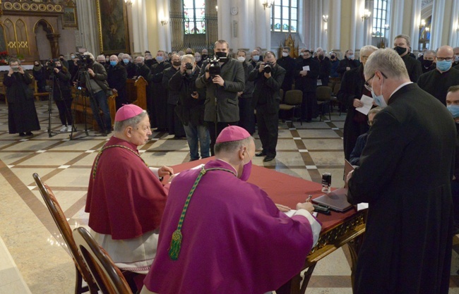 Bp Marek Solarczyk objął prawnie rządy w diecezji radomskiej