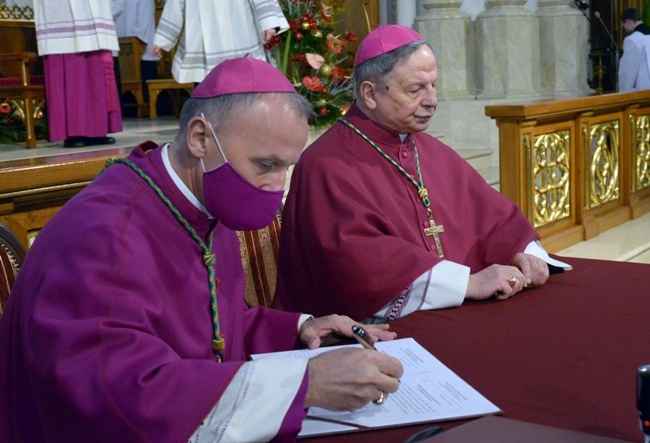 Bp Marek Solarczyk objął prawnie rządy w diecezji radomskiej