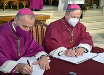 Jako pierwsi dokumenty podpisali: ustępujący bp Henryk Tomasik (z prawej) i nowy ordynariusz bp Marek Solarczyk.