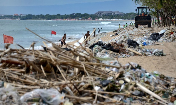 Aż trudno uwierzyć w takie góry śmieci na słynnych plażach indonezyjskiej wyspy.