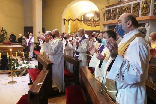 Ostatnie pożegnanie śp. ks. Jana Froelicha w Bierach