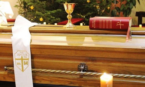 Oazowa stuła okrywała trumnę śp. ks. Jana Froelicha.