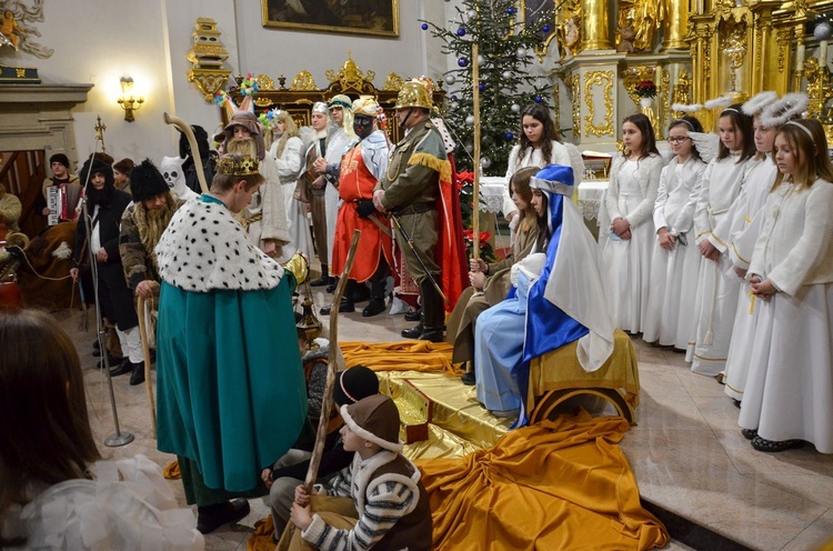 Trzej Królowie i kolędnicy z Połomia w bocheńskiej bazylice