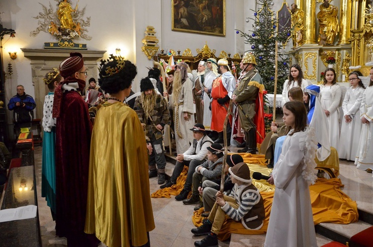 Trzej Królowie i kolędnicy z Połomia w bocheńskiej bazylice