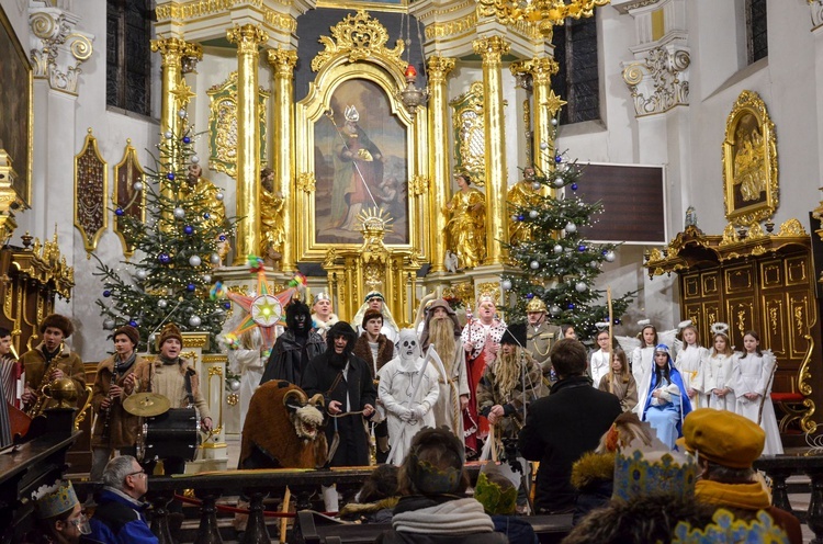 Trzej Królowie i kolędnicy z Połomia w bocheńskiej bazylice