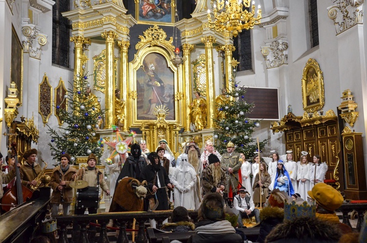 Trzej Królowie i kolędnicy z Połomia w bocheńskiej bazylice