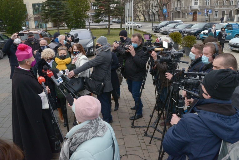 Pierwsze spotkanie z dziennikarzami.