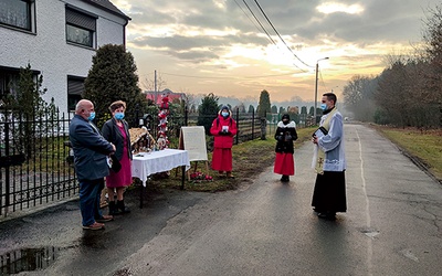 ▲	W Rachowicach mieszkańcy wystawili przed dom szopkę bożonarodzeniową.