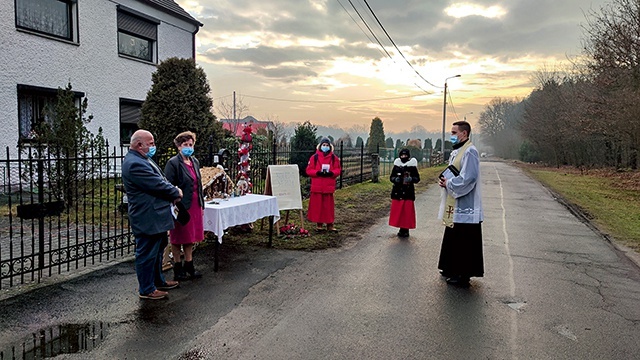 ▲	W Rachowicach mieszkańcy wystawili przed dom szopkę bożonarodzeniową.