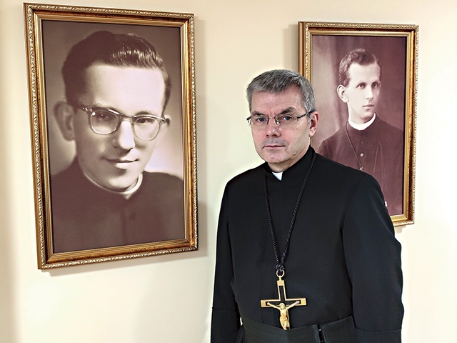 ►	Przy portrecie  w klasztorze oblatów  w Lublińcu. 