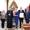 Ordynariusz diecezji z nominowanymi i laureatami.