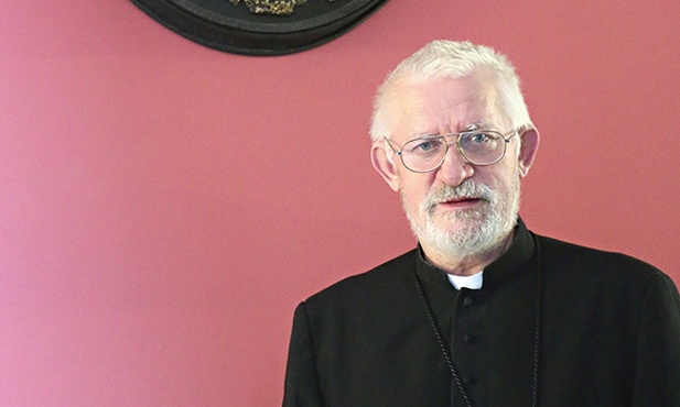 ▲	Brat Marek i hasło, które zainspirowało go do wolontariatu: „Posłał mnie ubogim głosić  Dobrą Nowinę”.