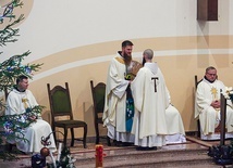 ▲	W czasie jubileuszowej Mszy św. w parafii św. Franciszka i św. Klary diakon Albert podarował album z wycinkami i zdjęciami z centrum. Duży wkład w jego powstanie miała jego mama, która od lat zbierała materiały.