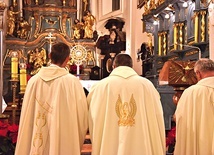 W katedrze łowickiej bp Osial przed Najświętszym Sakramentem dziękował Bogu za łaski i prosił o błogosławieństwo  dla wszystkich diecezjan.