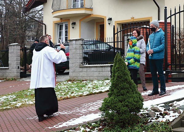 W tym roku księża mogli pobłogosławić domy jedynie z daleka.