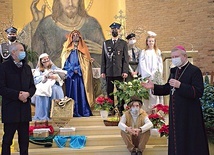 Biskup Szlachetka wraz z uczestnikami tegorocznej inscenizacji.