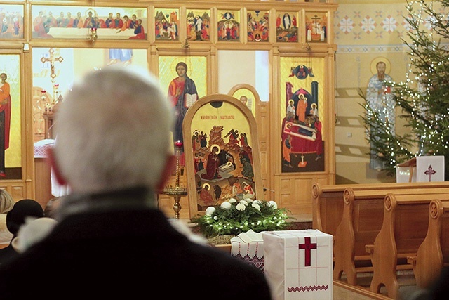 W cerkwiach nie ma zwyczaju stawiania szopek, czci się specjalną ikonę przedstawiającą narodzenie Pańskie.