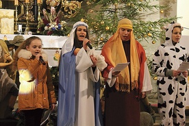 	Scenka misyjna odbyła się na schodach ołtarza chojnowskiej fary.