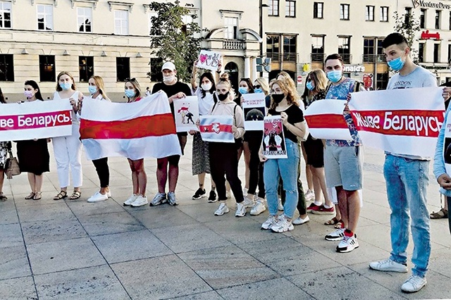 Jedno ze zdjęć przedstawia wsparcie dla protestujących  na placu Litewskim w Lublinie.