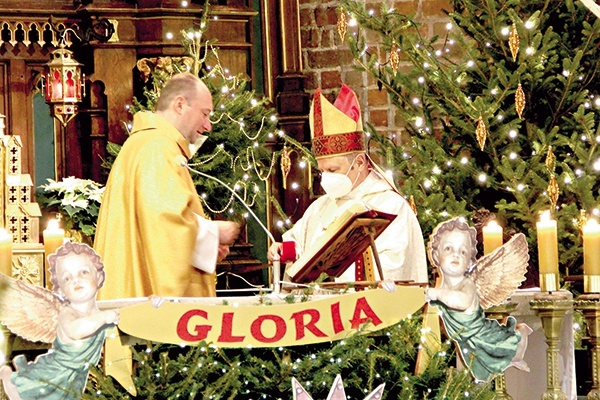 ▲	Ks. Konrad Wójcik przekazał byłemu już ordynariuszowi pamiątkowy medal od Krajowego Duszpasterstwa Służby Zdrowia.