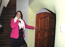 ▲	Barbara Trzeciak pokazuje jedne z kilkunastu ognioodpornych drzwi.