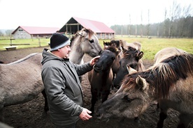 ▲	Opiekun zwierząt Tomasz Kiszka zna je wszystkie po imieniu.