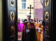 ▼	Biskup Wiesław Lechowicz wprowadza wiernych w czas łaski. 