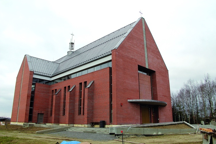 Obok budynku kościelnego stanie dwukrotnie wyższa od niego dzwonnica.