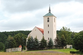 ◄	Świątynia znajduje się na skraju wsi, na niewielkim wzniesieniu.