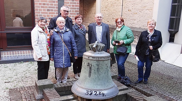 ▲	Grupa obecnych i dawnych parafian przy sławięcickim instrumencie w Münster. Od lewej: Magdalena Kurowska, Krystyna Kołodenna, Gerard Kurzaj, Maria Kurzaj, Hans Manek, Kornelia von Soldenhoff i Alicja Manek.