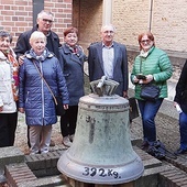 ▲	Grupa obecnych i dawnych parafian przy sławięcickim instrumencie w Münster. Od lewej: Magdalena Kurowska, Krystyna Kołodenna, Gerard Kurzaj, Maria Kurzaj, Hans Manek, Kornelia von Soldenhoff i Alicja Manek.