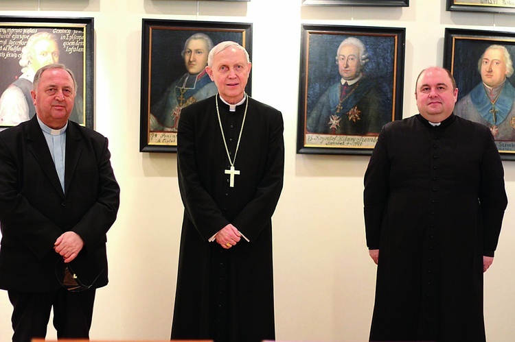 ▲	Biskup płocki z ustępującym ze stanowiska ks. T. Kozłowskim (po lewej) i jego następcą ks. T. Białobrzeskim (po prawej).
