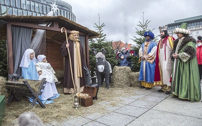 Na pl. Piłsudskiego czekała na wszystkich Święta Rodzina, w którą wcielili się w tym roku Joanna i Karol Kamińscy, małżonkowie z 16-letnim stażem. Rolę małego Jezusa odegrał dwuletni Jaś.