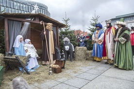 Na pl. Piłsudskiego czekała na wszystkich Święta Rodzina, w którą wcielili się w tym roku Joanna i Karol Kamińscy, małżonkowie z 16-letnim stażem. Rolę małego Jezusa odegrał dwuletni Jaś.