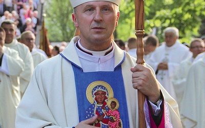 Przez ostatnie 9 lat duchowny był biskupem pomocniczym diecezji warszawsko-praskiej.
