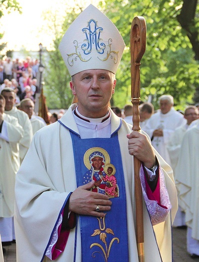 Przez ostatnie 9 lat duchowny był biskupem pomocniczym diecezji warszawsko-praskiej.