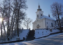 Świątynia w Podegrodziu w zimowej szacie.