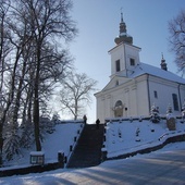 Świątynia w Podegrodziu w zimowej szacie.