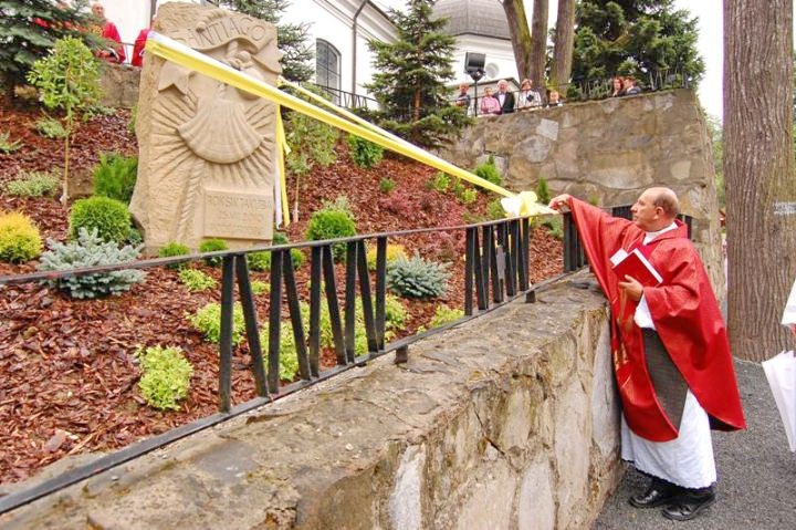 Odsłonięcie steli ze znakiem muszli w 2010 roku.