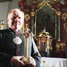 W Jakubowie znajdują się relikwie św. Jakuba. Na zdjęciu: kustosz sanktuarium ks. Stanisław Czerwiński.