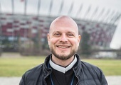 O. Maciej Ziębiec CSsR – rekolekcjonista i misjonarz miłosierdzia w Domu Wypoczynkowo-‑Rekolekcyjnym w Rowach. W czasie pandemii koronawirusa posługuje jako kapelan w szpitalu tymczasowym na Stadionie Narodowym w Warszawie.